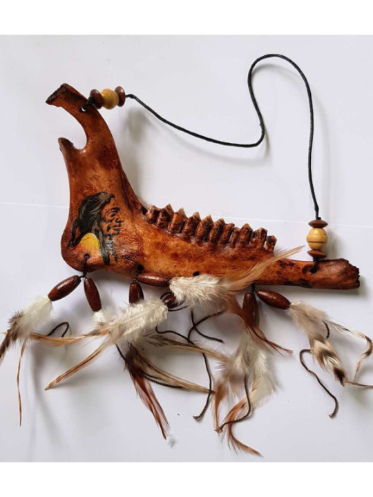 Mandíbula de Indio, Colgante con Plumas Enganche Marrón 18x23cm