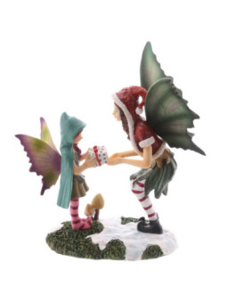 Hada Navideña con Regalo y Niña. Altura 22,5 cm X 20,5 cm de ancho