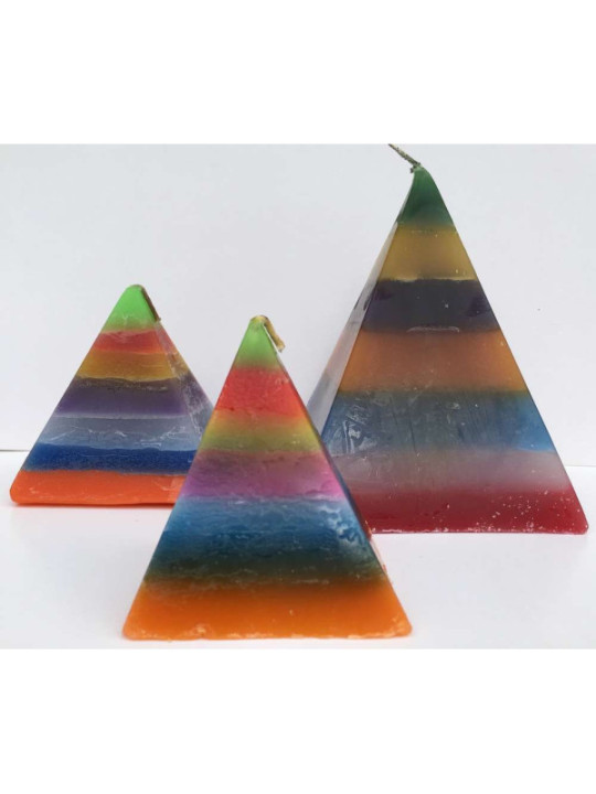 Vela Pirámide Mediana 7 Colores, 9cm base x 10cm altura