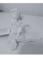 Producto pequeña Tara. Portavelas Querubín Blanco Sentado en Libro.. 8 cmx 9,5 cm ancho. Ala rota