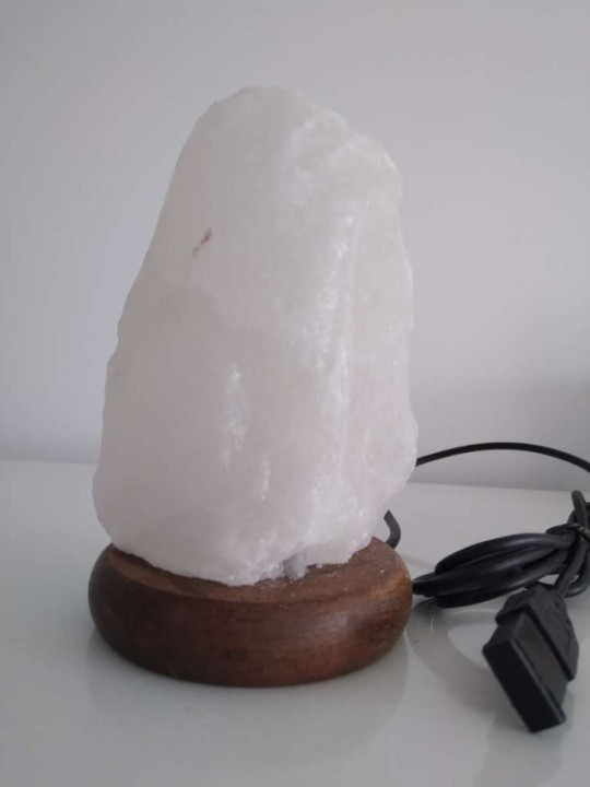 Outlet Lampara Natural de Sal del Himalaya Blanca Usb, 14 cm, 600 a 900 gr