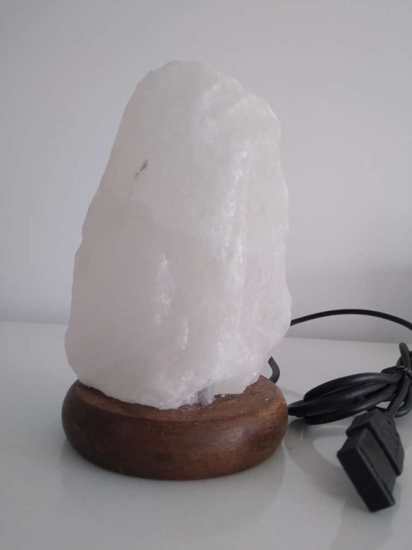 Outlet Lampara Natural de Sal del Himalaya Blanca Usb, 14 cm, 600 a 900 gr