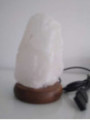Outlet Lampara Natural de Sal del Himalaya Blanca Usb, 14 cm, 600 a 900 gr