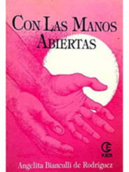 Con las manos abiertas.