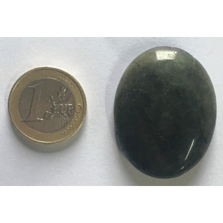 Mineral Oval 3,5 a 4,5 centímetros. Labrodita